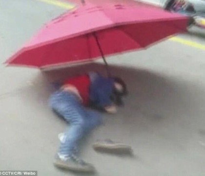 Un copil de sapte ani din China a sarit de la etajul zece folosind o umbrela pe post de parasuta. Ce incerca sa faca Un copil de sapte ani din China a sarit de la etajul zece folosind o umbrela pe post de parasuta. Ce incerca sa faca