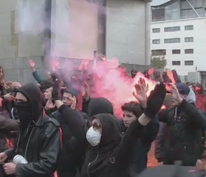 Proteste violente la Paris la o intalnire electorala a lui Marine le Pen. Candidata promite ca va suspenda imigratia legala