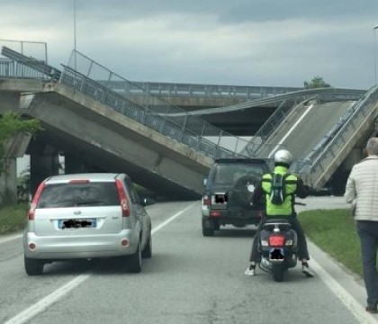 Un pod s-a prabusit subit peste o masina a politiei italiene. Ce s-a intamplat cu agentii aflati in autoturism - VIDEO Un pod s-a prabusit subit peste o masina a politiei italiene. Ce s-a intamplat cu agentii aflati in autoturism - VIDEO