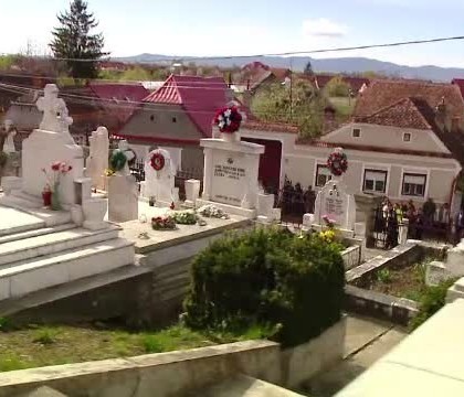 O fetita de 11 ani din Romania a murit intr-un cimitir, dupa ce o cruce a cazut peste ea O fetita de 11 ani din Romania a murit intr-un cimitir, dupa ce o cruce a cazut peste ea