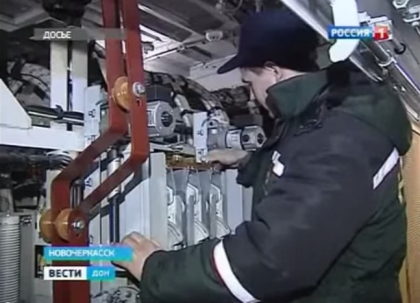 VIDEO VIRAL. Un muncitor de la o uzina din Rusia, filmat in timp ce se face ca lucreaza. Imaginile difuzate in stire VIDEO VIRAL. Un muncitor de la o uzina din Rusia, filmat in timp ce se face ca lucreaza. Imaginile difuzate in stire