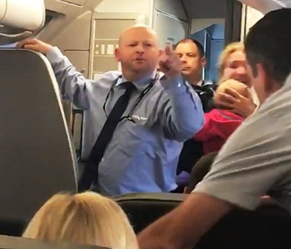 Inca un scandal mare din cauza unei companii americane aeriene. O mama cu un copil in brate, lovita de un insotitor de zbor