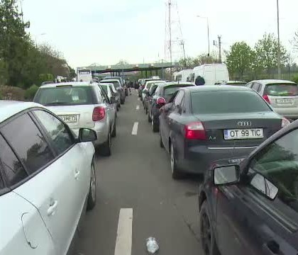 Ninsorile au bulversat traficul in Vama Albita. Zeci de masini asteapta, dupa ce sistemul de prelucrare a datelor a cedat Ninsorile au bulversat traficul in Vama Albita. Zeci de masini asteapta, dupa ce sistemul de prelucrare a datelor a cedat