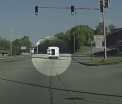 O fetita de 4 ani a cazut dintr-un autobuz aflat in mers, care o ducea la gradinita. Ce a facut soferul care circula in spate - VIDEO