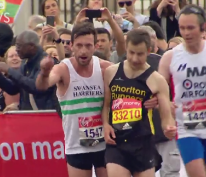 Imagini emotionante la maratonul de la Londra. Un concurent l-a ajutat pe un adversar epuizat sa treaca linia de sosire Imagini emotionante la maratonul de la Londra. Un concurent l-a ajutat pe un adversar epuizat sa treaca linia de sosire
