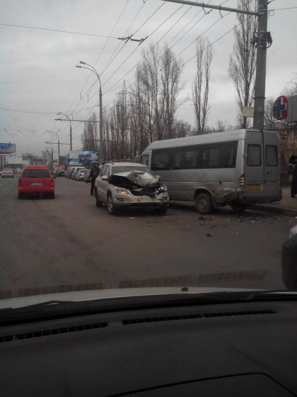 Accident pe viaduct. Doua microbuze de ruta s-au ciocnit cu o masina. Doua persoane, ranite. FOTO