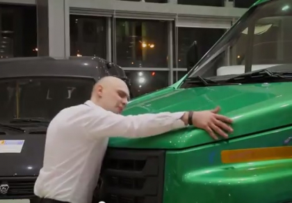 Mai penibil nici ca se poate. Un barbat cuprinde si mangaie un vehicul rusesc intr-un spot de promovare. VIDEO Mai penibil nici ca se poate. Un barbat cuprinde si mangaie un vehicul rusesc intr-un spot de promovare. VIDEO