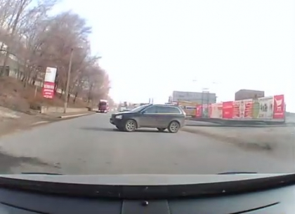 A scapat ca prin urechile acului de o tragedie. Ce a facut un sofer ar fi putut provoca un grav accident. VIDEO CAMERA DE BORD A scapat ca prin urechile acului de o tragedie. Ce a facut un sofer ar fi putut provoca un grav accident. VIDEO CAMERA DE BORD