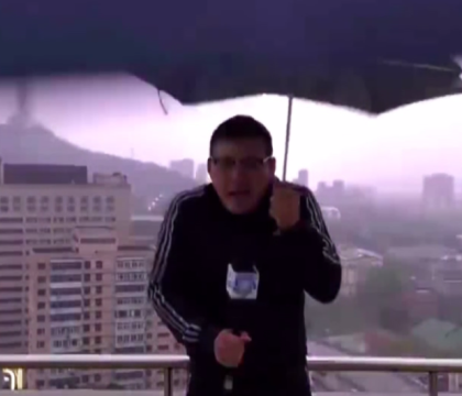 Un reporter a fost lovit de fulger in timpul unei transmisiuni in direct. VIDEO Un reporter a fost lovit de fulger in timpul unei transmisiuni in direct. VIDEO