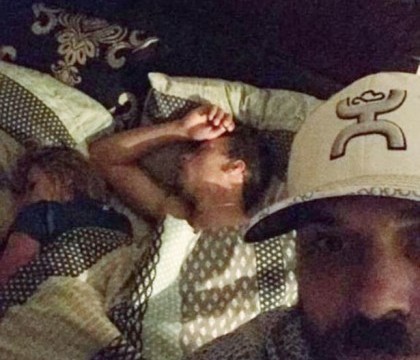 Reactia total neasteptata a unui barbat din SUA care isi gaseste iubita in pat cu altul. Povestea, un viral pe Facebook Reactia total neasteptata a unui barbat din SUA care isi gaseste iubita in pat cu altul. Povestea, un viral pe Facebook