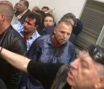 Mai multi protestatari au intrat cu forta in Parlamentul macedonean. Liderul social-democratilor a fost ranit intr-o bataie Mai multi protestatari au intrat cu forta in Parlamentul macedonean. Liderul social-democratilor a fost ranit intr-o bataie