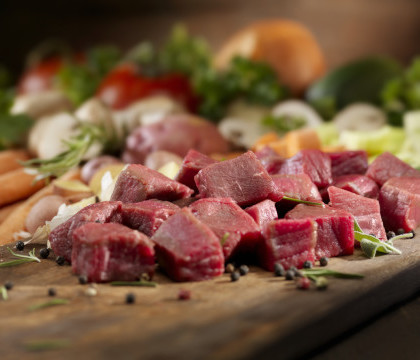 Diferenta enorma dintre un produs pe a carui eticheta scrie "carne" si altul cu "carne dezosata mecanic". Ce inseamna MDM
