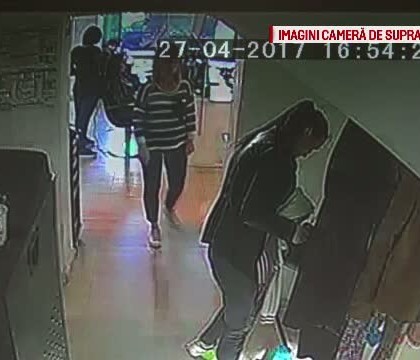 A intrat in salon cu pretextul ca vrea sa se vopseasca, insa planul femeii a fost altul. Ce au surprins camerele