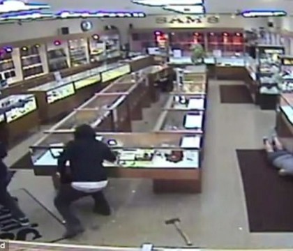 A fost impuscat in timpul unui jaf, dar un obiect i-a salvat viata unui angajat al unui magazin de bijuterii. VIDEO A fost impuscat in timpul unui jaf, dar un obiect i-a salvat viata unui angajat al unui magazin de bijuterii. VIDEO
