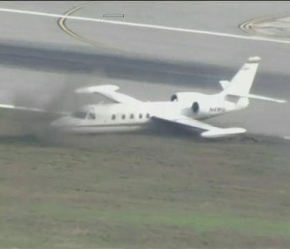 Un avion a aterizat pe un aeroport din Florida cu o roata lipsa. Cum a gestionat pilotul incidentul neprevazut