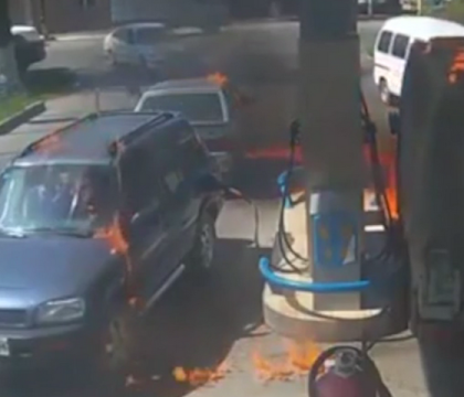 Un barbat a incendiat involuntar o benzinarie din Kazakhstan. De la ce a pornit focul - VIDEO Un barbat a incendiat involuntar o benzinarie din Kazakhstan. De la ce a pornit focul - VIDEO