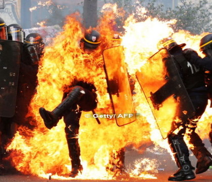 Momentul in care un jandarm este incendiat cu un cocktail Molotov in Paris. Povestea din spatele imaginii care s-a viralizat