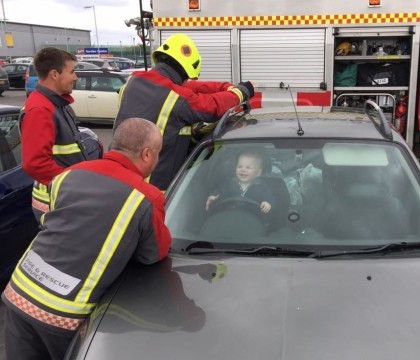 Incident in Anglia. Un copil de 14 luni s-a blocat in masina mamei si radea in timp ce 5 pompieri incercau disperati sa-l salveze