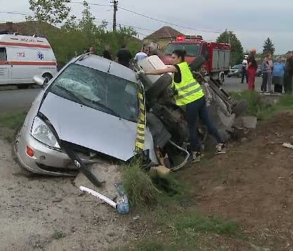O soferita neatenta a provocat un accident grav langa un oras din Romania. Impactul a fost atat de violent incat masinile au ajuns in sant