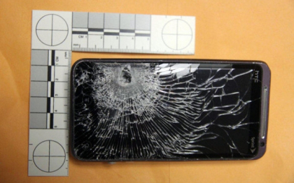 Smartphone-ul i-a salvat viata, dupa ce a oprit glontul tras de un hot Smartphone-ul i-a salvat viata, dupa ce a oprit glontul tras de un hot