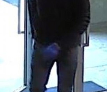 Un barbat a fost filmat cum a distrus un tablou in valoare de 3 milioane de dolari, la o galerie de arta din SUA Un barbat a fost filmat cum a distrus un tablou in valoare de 3 milioane de dolari, la o galerie de arta din SUA