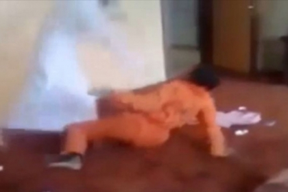 Tanar batut cu salbaticie de un barbat, pentru ca indraznit sa vorbeasca cu sotia lui. VIDEO