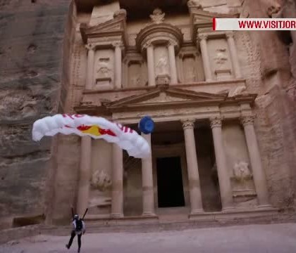 15 secunde! Atat a durat un salt spectaculos cu parasuta in fabuloasa cetate iordaniana de la Petra