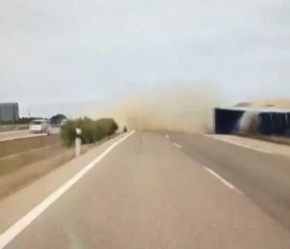 Accident spectaculos in Spania, cu un TIR care se rastoarna pe sosea. Motivul pentru care soferul a scapat cu viata