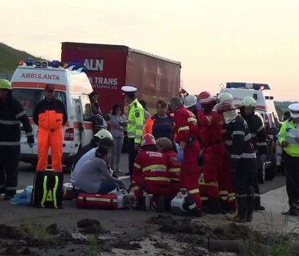 Un microbuz care transporta 19 copii s-a rasturnat in apropiere de Sebes. Soferul i s-a facut rau la volan si a murit