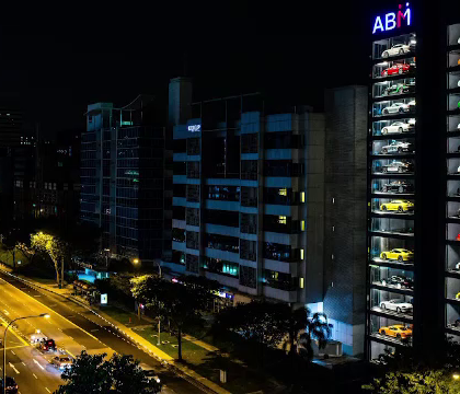 Un dealer auto din Singapore a construit un automat de masini de lux. Cum poti cumpara in 2 minute un Lamborghini