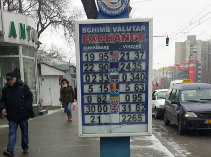 Leul moldovenesc, in cadere libera. Un EURO a trecut de 24 de lei, iar un DOLAR 22 de lei Leul moldovenesc, in cadere libera. Un EURO a trecut de 24 de lei, iar un DOLAR 22 de lei