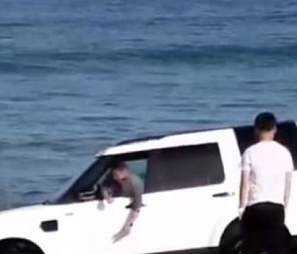 Si-a dus masina pe plaja pentru a face poze, insa ce a urmat l-a panicat atat de tare incat a chemat politia. VIDEO Si-a dus masina pe plaja pentru a face poze, insa ce a urmat l-a panicat atat de tare incat a chemat politia. VIDEO