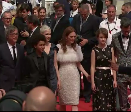 Julianne Moore, Michelle Williams si doi copii cu deficiente de auz au "deschis balul" la Cannes. Ce film a fost huiduit Julianne Moore, Michelle Williams si doi copii cu deficiente de auz au "deschis balul" la Cannes. Ce film a fost huiduit