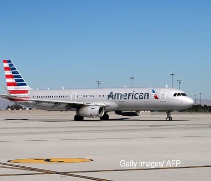 Un pasager a fost lipit cu banda adeziva de scaun, dupa ce a facut scandal in timpul unei curse American Airlines Un pasager a fost lipit cu banda adeziva de scaun, dupa ce a facut scandal in timpul unei curse American Airlines