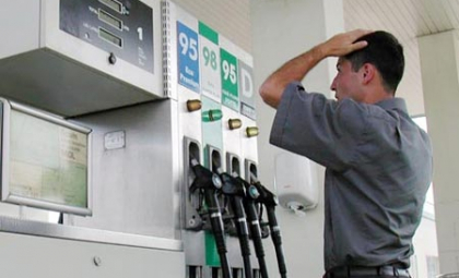 Benzina si motorina s-au scumpit: "Daca bancile ne vand dolarul cu 24 de lei, nu putem face nimic". Cat costa carburantii Benzina si motorina s-au scumpit: "Daca bancile ne vand dolarul cu 24 de lei, nu putem face nimic". Cat costa carburantii