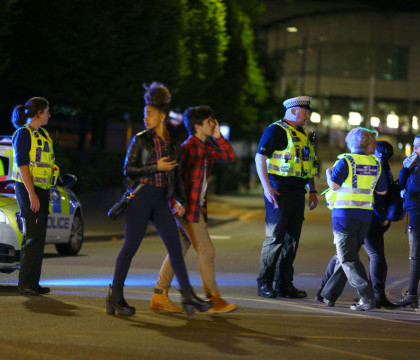 Marturiile martorilor exploziei din Manchester: "Erau o multime de copii fara parinti, nu era nimeni care sa-i calmeze" Marturiile martorilor exploziei din Manchester: "Erau o multime de copii fara parinti, nu era nimeni care sa-i calmeze"