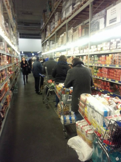 Magazinele angro, luate cu asalt de moldoveni. Cozi imense la case: "Oamenii sunt panicati! Vitrinele sunt goale". FOTO