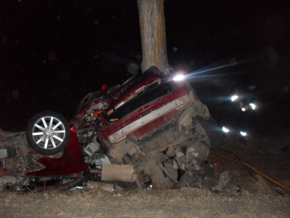 Accident grav in Drochia. Un Lexus a intrat intr-un copac, doi tineri au murit in urma impactului. FOTO Accident grav in Drochia. Un Lexus a intrat intr-un copac, doi tineri au murit in urma impactului. FOTO