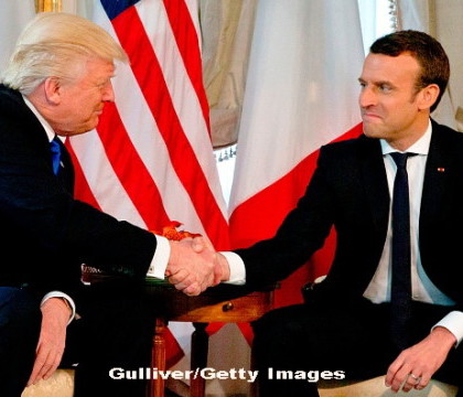 Reuters: Prima strangere de mana intre Trump si Macron a fost o adevarata inclestare. Cine a cedat primul - VIDEO