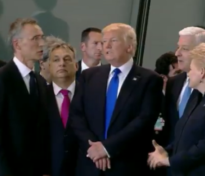 Momentul in care Trump l-a impins pe premierul Muntenegrului pentru a ajunge in fata la summitul NATO. VIDEO Momentul in care Trump l-a impins pe premierul Muntenegrului pentru a ajunge in fata la summitul NATO. VIDEO