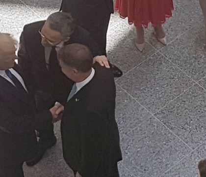 Romania a intrat in lupta contra ISIS, "creierul" terorismului mondial. Iohannis si Trump, strangeri de mana la summitul NATO Romania a intrat in lupta contra ISIS, "creierul" terorismului mondial. Iohannis si Trump, strangeri de mana la summitul NATO