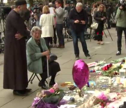 Un musulman si o evreica plang impreuna mortii din Manchester. Povestea din spatele imaginilor vazute ca simbol al sperantei - VIDEO 