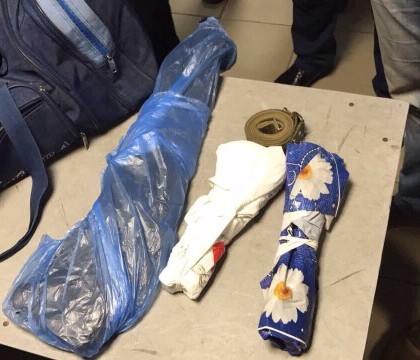 Politistii de frontiera ucraineni au oprit un tanar care venea din Rusia cu o geanta plina cu pungi. Ce ascundea de fapt barbatul - FOTO/VIDEO