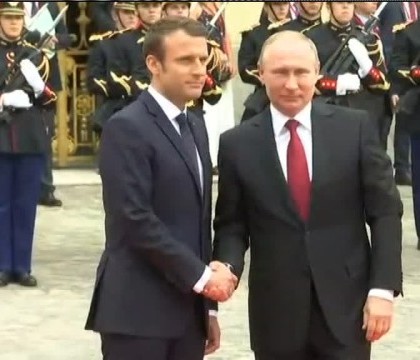 Primirea lui Vladimir Putin la Palatul Versailles. Presedintele Macron nu i-a mai strans mana ca lui Trump