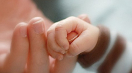 Un bebelus de 8 luni, in stare GRAVA la spital dupa ce a cazut peste soba incinsa: Are arsuri adanci Un bebelus de 8 luni, in stare GRAVA la spital dupa ce a cazut peste soba incinsa: Are arsuri adanci