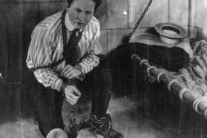 HALLOWEEN 2013. Povestea legendei care a murit pe 31 octombrie: Harry Houdini HALLOWEEN 2013. Povestea legendei care a murit pe 31 octombrie: Harry Houdini