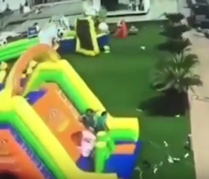 O fetita din Mexic lupta sa traiasca, dupa ce castelul gonflabil in care se juca a fost desprins de la sol - VIDEO O fetita din Mexic lupta sa traiasca, dupa ce castelul gonflabil in care se juca a fost desprins de la sol - VIDEO