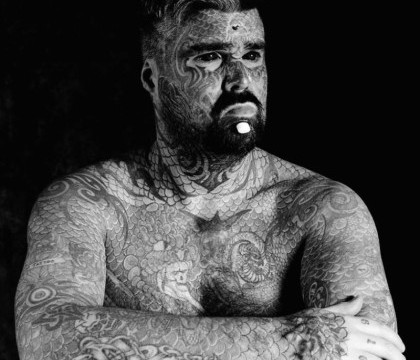 Cel mai tatuat britanic risca sa-si piarda bratul, dupa ce s-a supus unei interventii riscante. Explicatia gestului sau Cel mai tatuat britanic risca sa-si piarda bratul, dupa ce s-a supus unei interventii riscante. Explicatia gestului sau