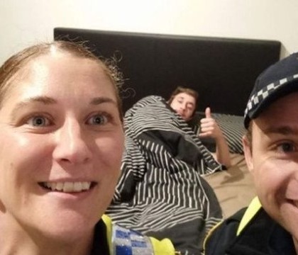 Ce au facut doi politisti dupa ce l-au dus pe un barbat baut acasa. A doua zi a avut parte de o surpriza - FOTO Ce au facut doi politisti dupa ce l-au dus pe un barbat baut acasa. A doua zi a avut parte de o surpriza - FOTO