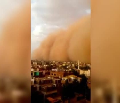 Capitala Sudanului a fost inghitata de o furtuna de nisip. Ce risca cei care se aventureaza pe strazi Capitala Sudanului a fost inghitata de o furtuna de nisip. Ce risca cei care se aventureaza pe strazi